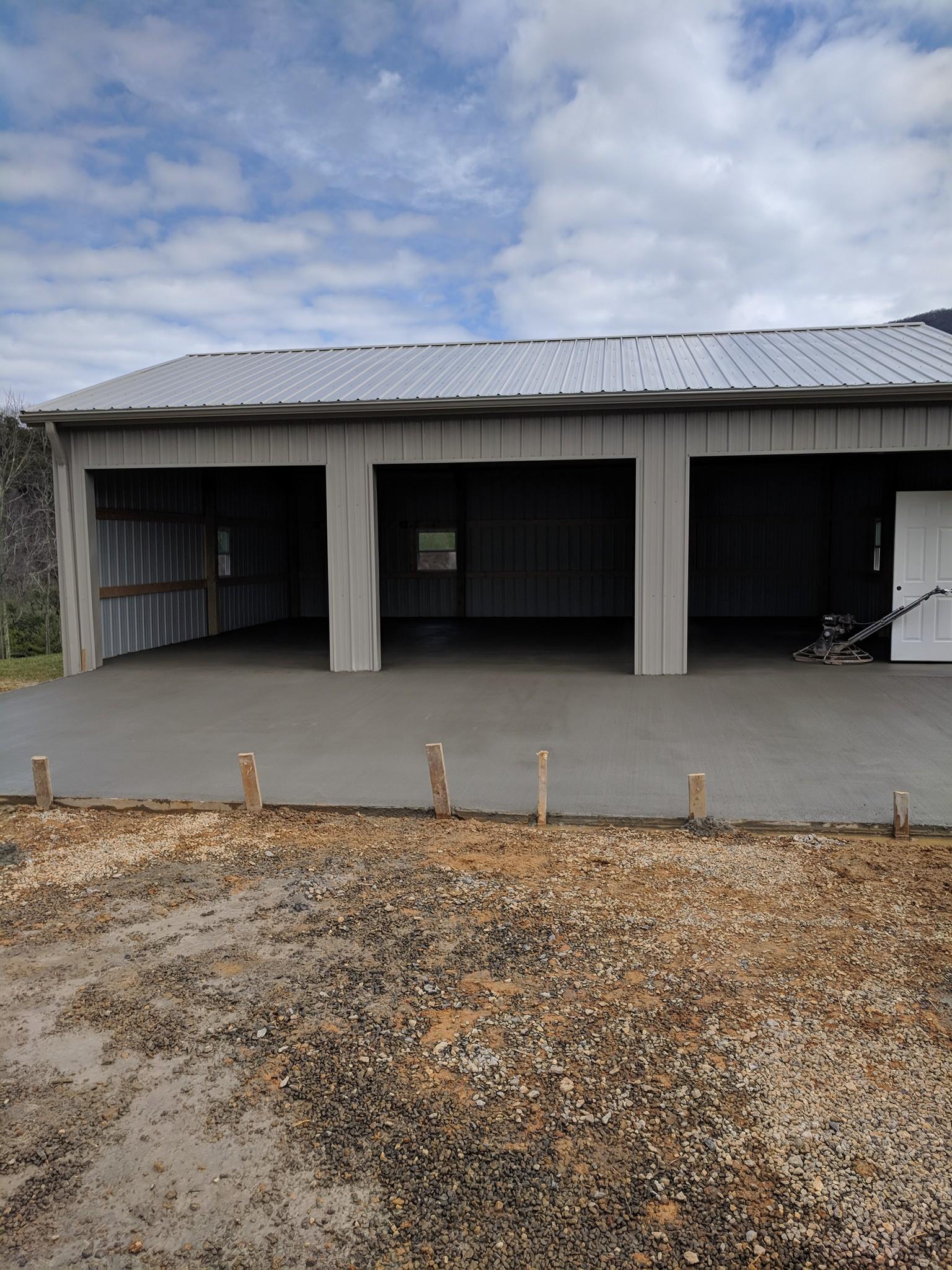 Freestanding garage floor concrete finish